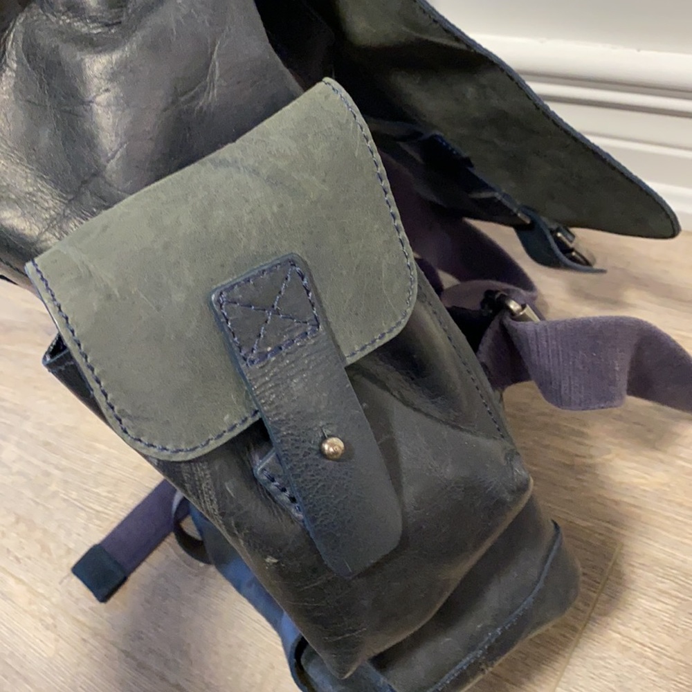 Vélez Leather Backpack - Picture 9 of 10